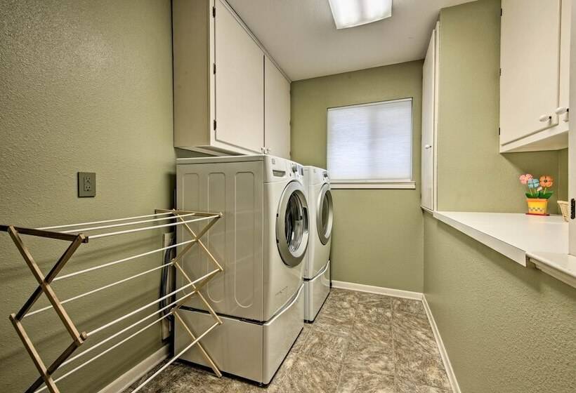 Canyon Lake Home W/ Yard 1/2 Mi To Boat Launch!