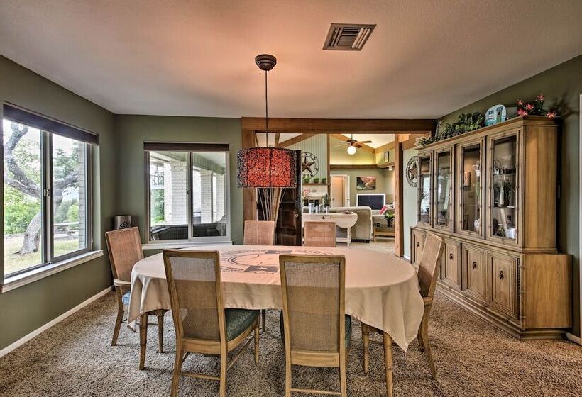 Canyon Lake Home W/ Yard 1/2 Mi To Boat Launch!