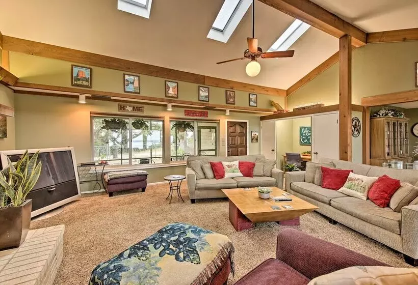 Canyon Lake Home W/ Yard   1/2 Mi To Boat Launch!