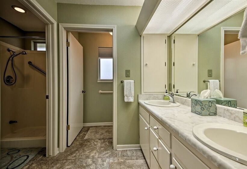 Canyon Lake Home W/ Yard 1/2 Mi To Boat Launch!