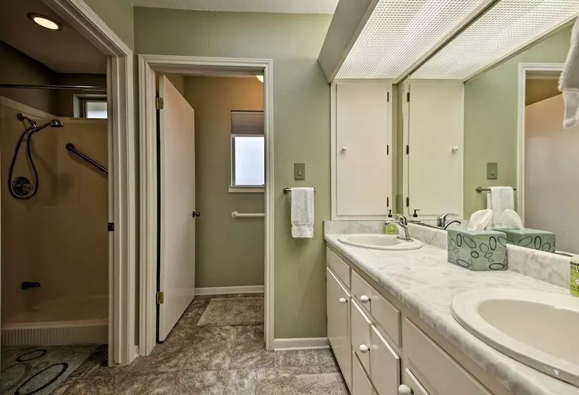 Canyon Lake Home W/ Yard   1/2 Mi To Boat Launch!