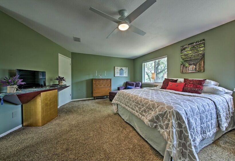 Canyon Lake Home W/ Yard 1/2 Mi To Boat Launch!