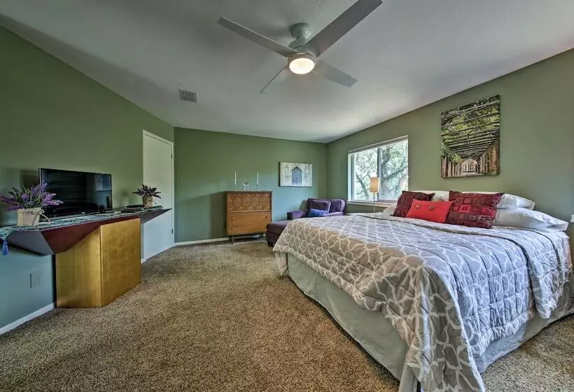 Canyon Lake Home W/ Yard   1/2 Mi To Boat Launch!