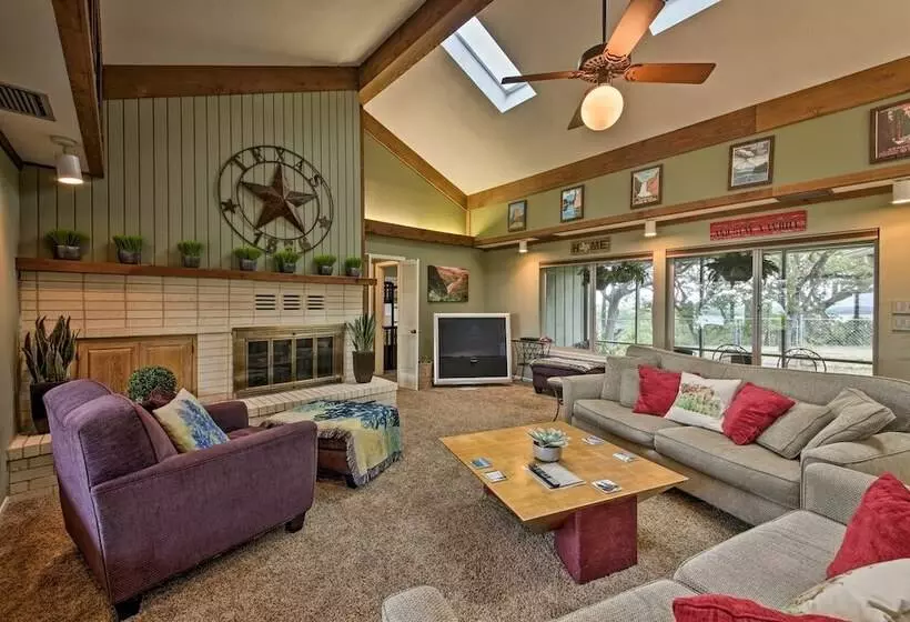 Canyon Lake Home W/ Yard   1/2 Mi To Boat Launch!