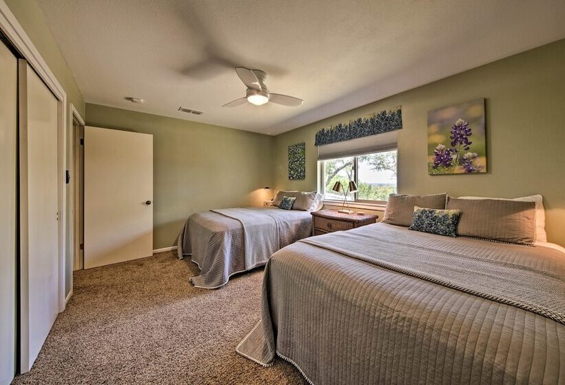 Canyon Lake Home W/ Yard 1/2 Mi To Boat Launch!