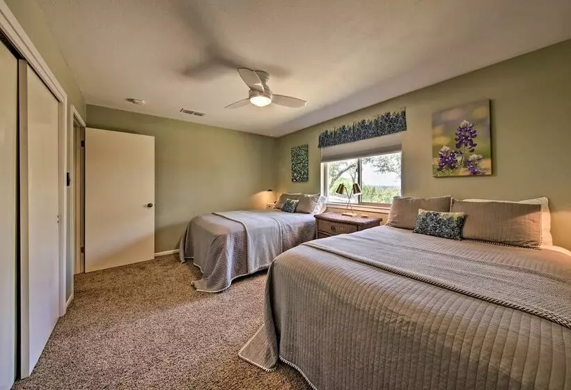 Canyon Lake Home W/ Yard   1/2 Mi To Boat Launch!