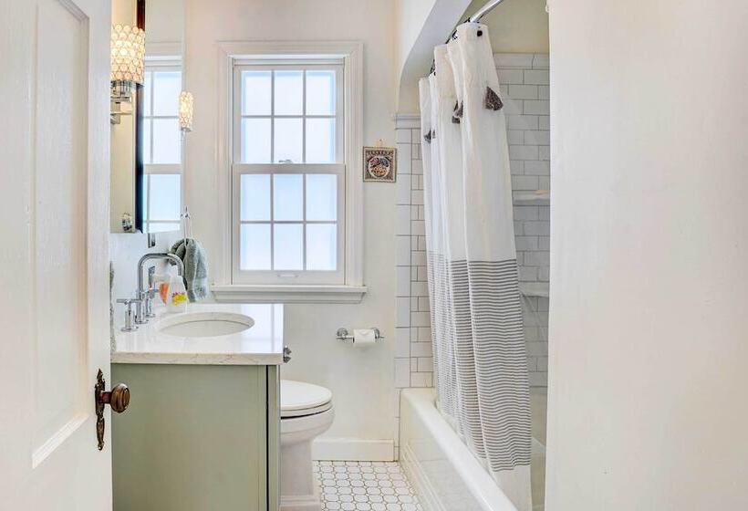 Charming Minneapolis Home < 1 Mi To Lakes!