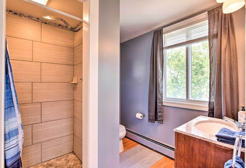 Coastal Abode W/ Beach Views, Walk To Beach & Bars