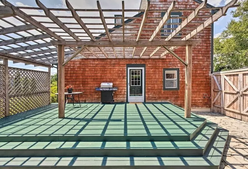 Coastal Abode W/ Beach Views, Walk To Beach & Bars