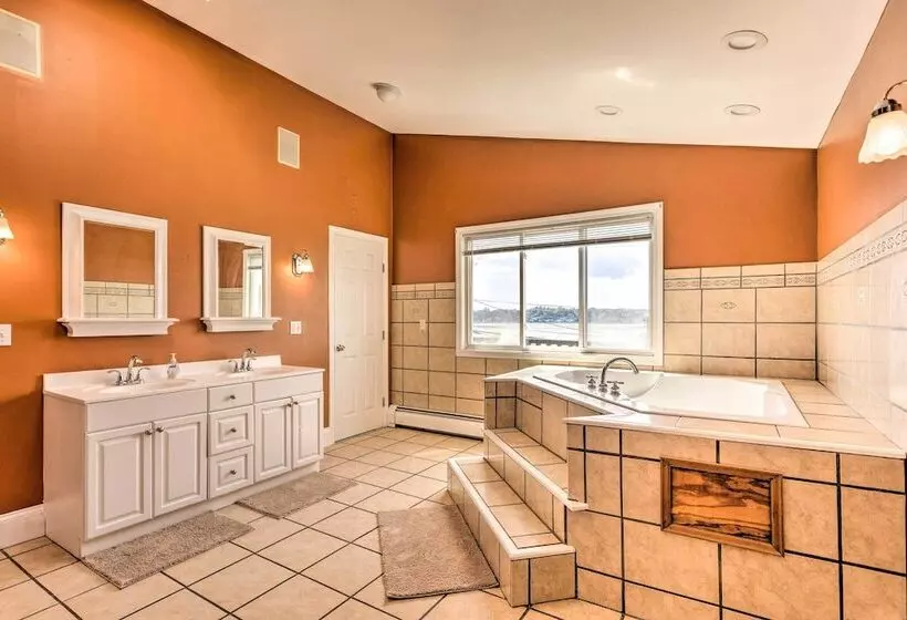 Coastal Abode W/ Beach Views, Walk To Beach & Bars