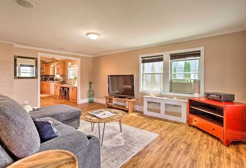 Coastal Abode W/ Beach Views, Walk To Beach & Bars