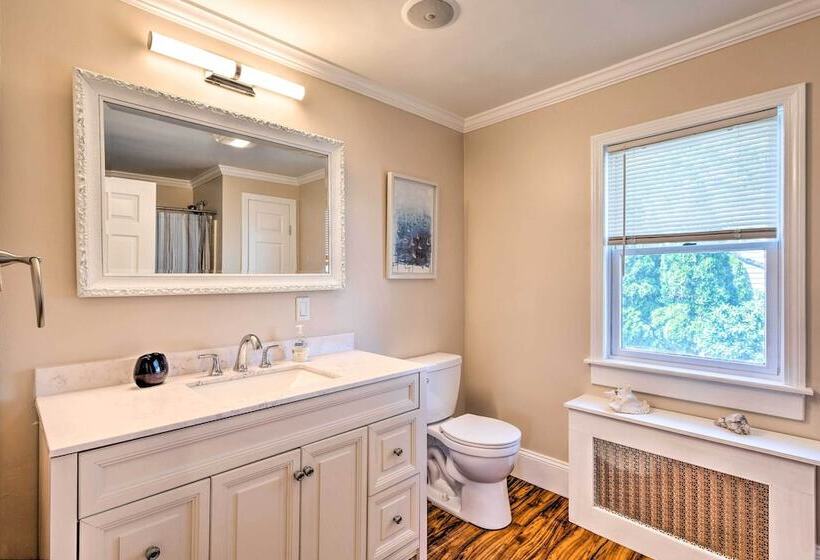 Coastal Abode W/ Beach Views, Walk To Beach & Bars