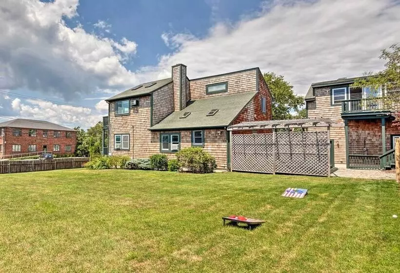 Coastal Abode W/ Beach Views, Walk To Beach & Bars