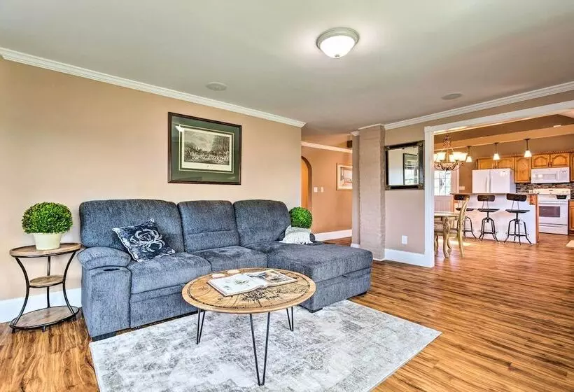 Coastal Abode W/ Beach Views, Walk To Beach & Bars