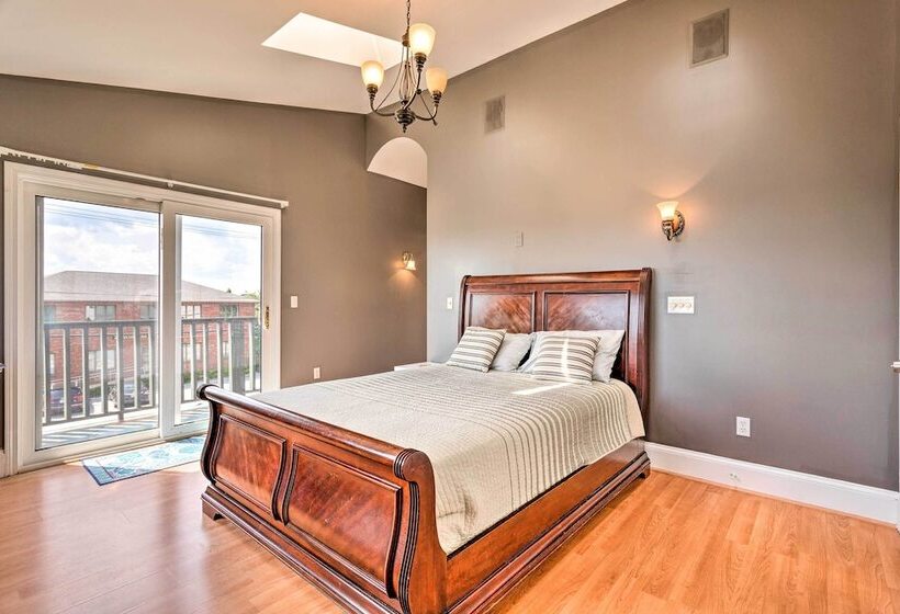 Coastal Abode W/ Beach Views, Walk To Beach & Bars