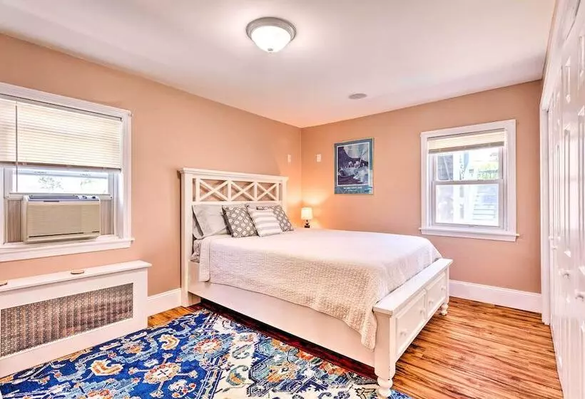 Coastal Abode W/ Beach Views, Walk To Beach & Bars