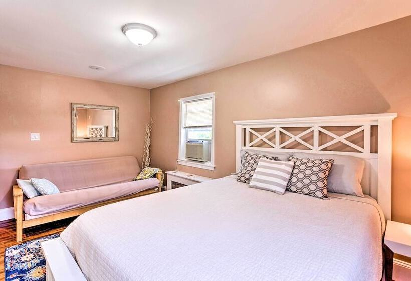 Coastal Abode W/ Beach Views, Walk To Beach & Bars