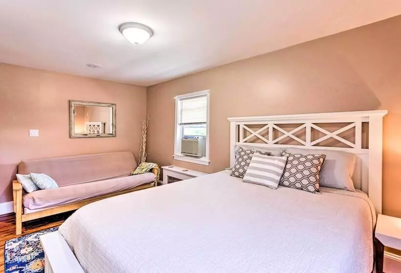 Coastal Abode W/ Beach Views, Walk To Beach & Bars