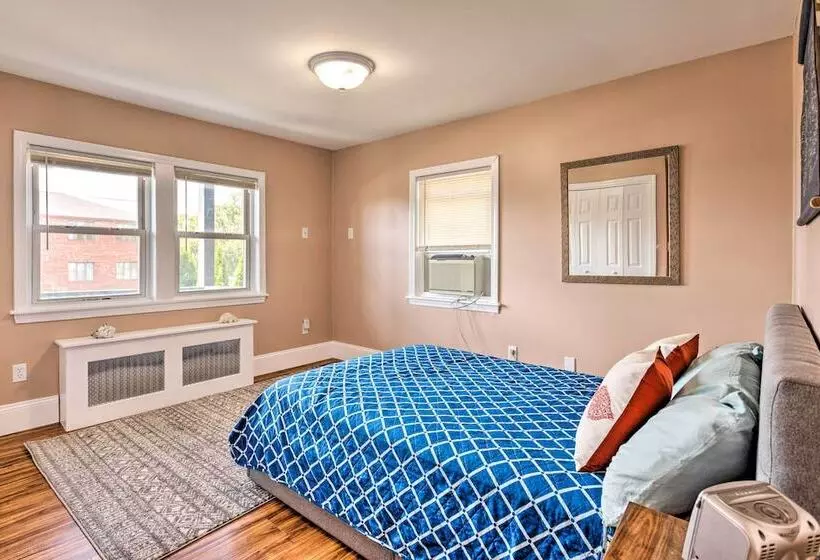 Coastal Abode W/ Beach Views, Walk To Beach & Bars