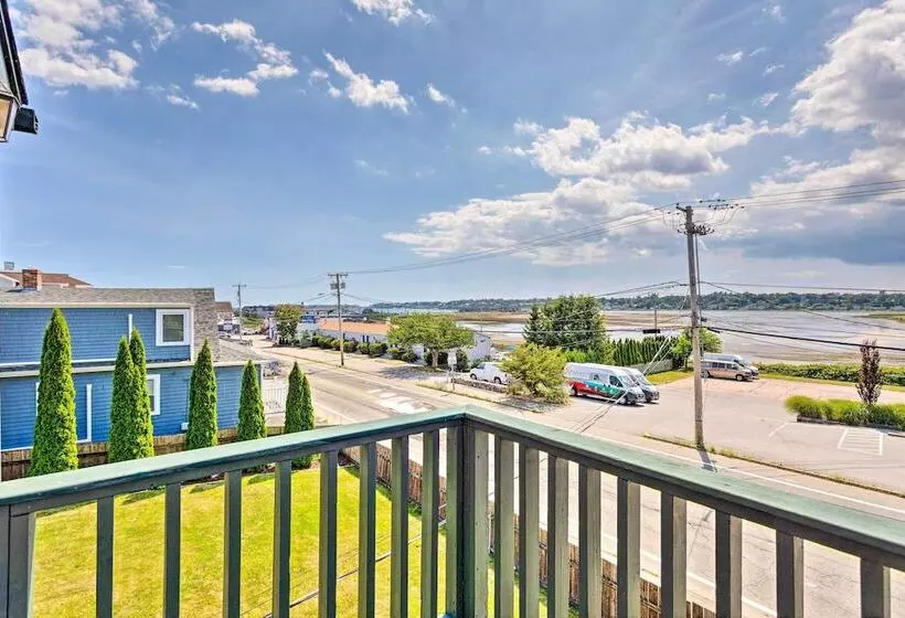 Coastal Abode W/ Beach Views, Walk To Beach & Bars