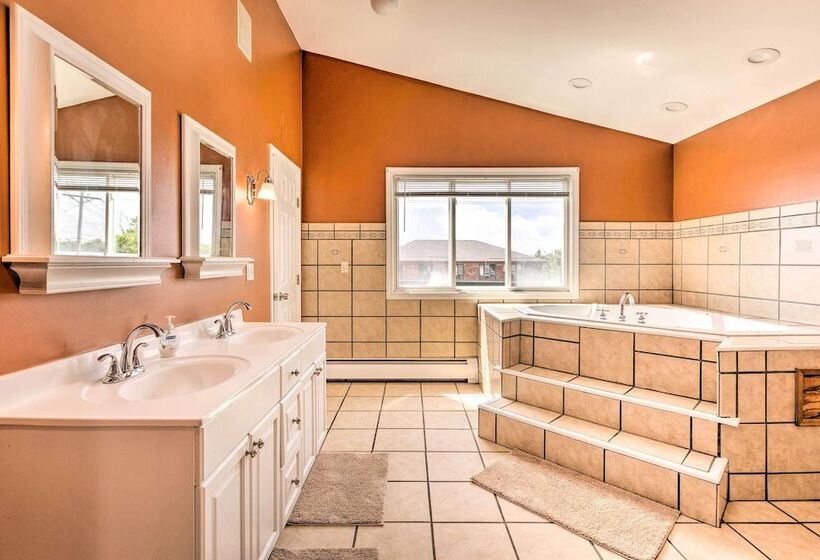 Coastal Abode W/ Beach Views, Walk To Beach & Bars