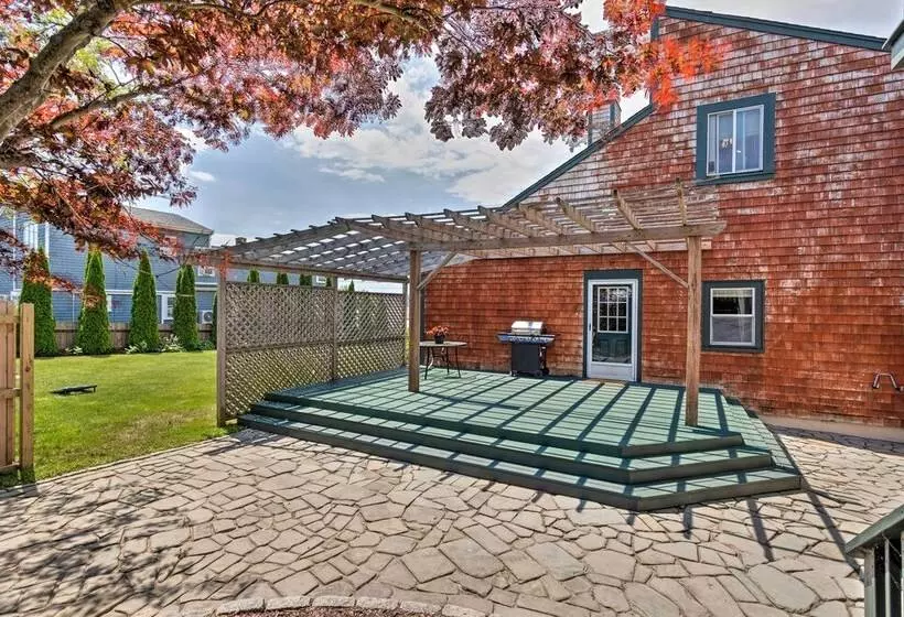 Coastal Abode W/ Beach Views, Walk To Beach & Bars