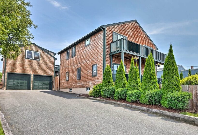 Coastal Abode W/ Beach Views, Walk To Beach & Bars