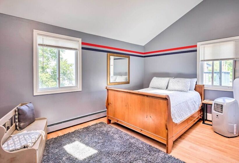 Coastal Abode W/ Beach Views, Walk To Beach & Bars