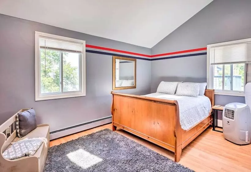 Coastal Abode W/ Beach Views, Walk To Beach & Bars