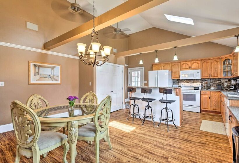 Coastal Abode W/ Beach Views, Walk To Beach & Bars