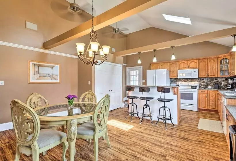 Coastal Abode W/ Beach Views, Walk To Beach & Bars