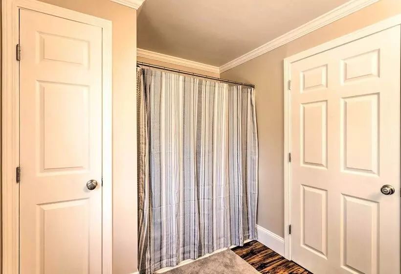 Coastal Abode W/ Beach Views, Walk To Beach & Bars