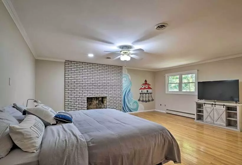 Coastal Edgewater Home W/ Private Hot Tub!