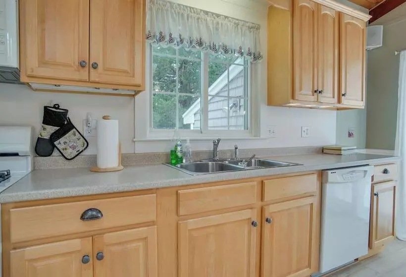 Ping Pong Table, Beach Access: North Falmouth Home