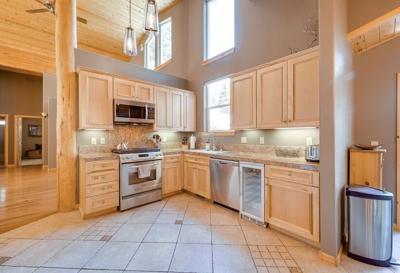 Tahoe Donner Mountain Cabin: Surrounded By Forest!