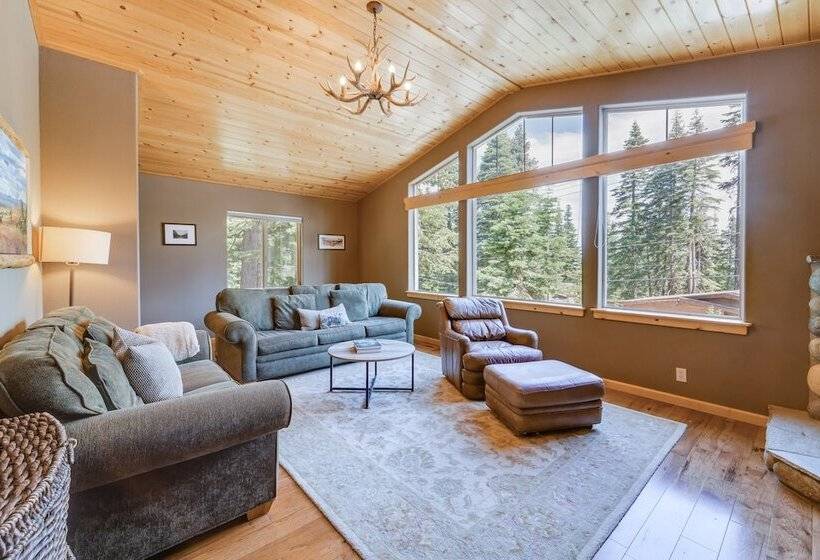 Tahoe Donner Mountain Cabin: Surrounded By Forest!