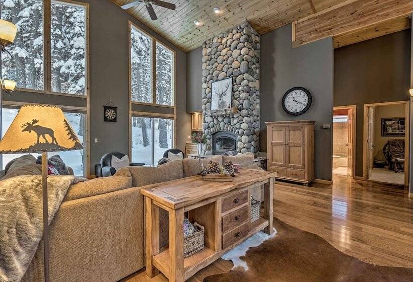 Tahoe Donner Mountain Cabin: Surrounded By Forest!