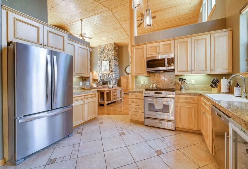 Tahoe Donner Mountain Cabin: Surrounded By Forest!