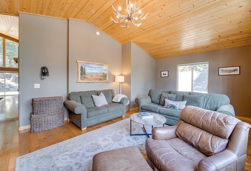 Tahoe Donner Mountain Cabin: Surrounded By Forest!