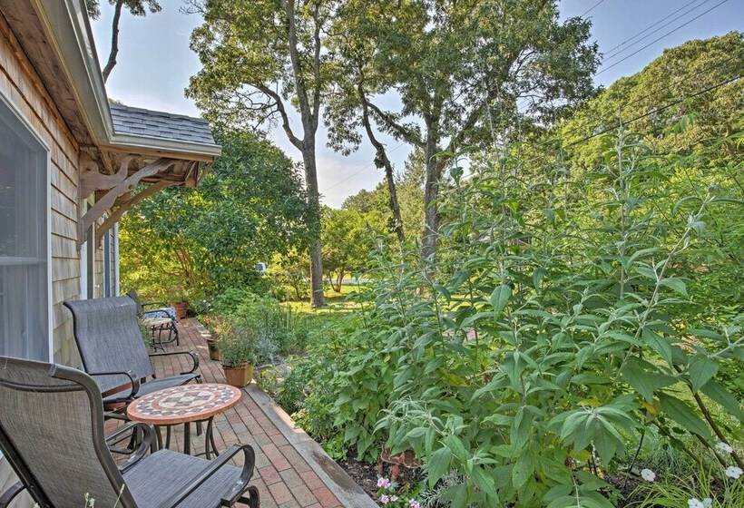 Cute East Hampton Cottage W/ Patio Walk To Beach