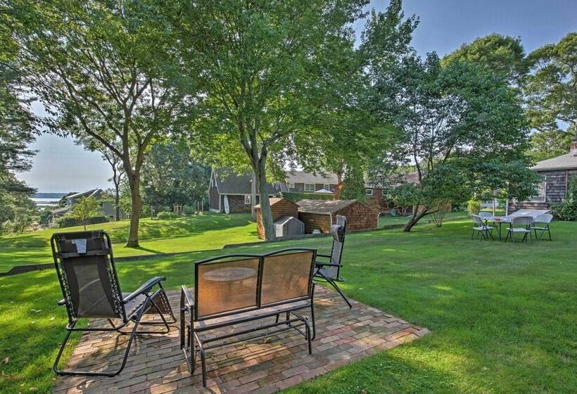 Cute East Hampton Cottage W/ Patio Walk To Beach