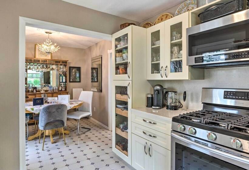 Cute East Hampton Cottage W/ Patio Walk To Beach