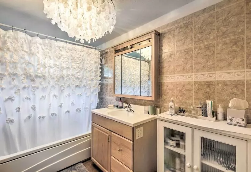 Cute East Hampton Cottage W/ Patio   Walk To Beach