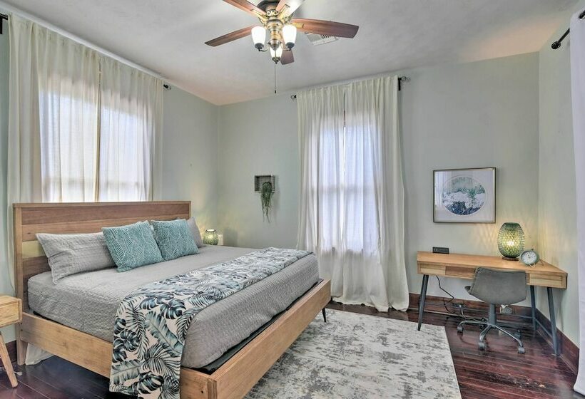 Family Friendly Galveston Home: Walk To Beach!