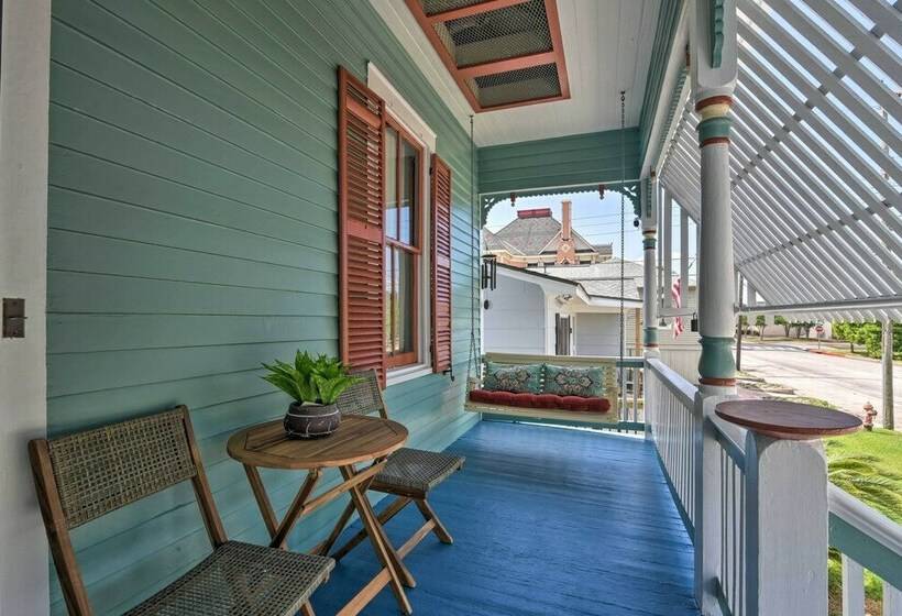 Family Friendly Galveston Home: Walk To Beach!