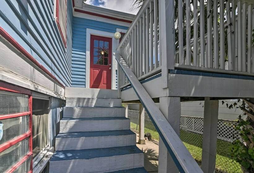 Family Friendly Galveston Home: Walk To Beach!