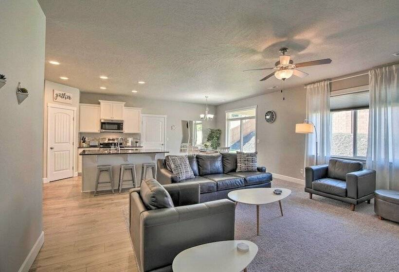 Modern Kennewick Home Near Golfing & Wineries