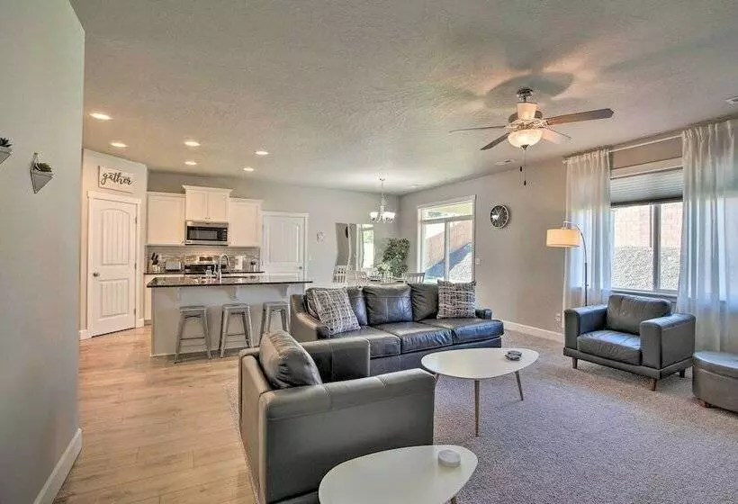 Modern Kennewick Home Near Golfing & Wineries