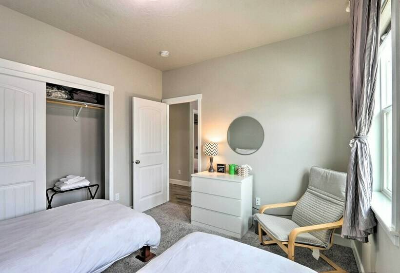 Modern Kennewick Home Near Golfing & Wineries