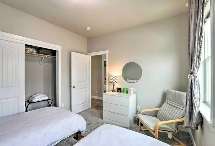 Modern Kennewick Home Near Golfing & Wineries